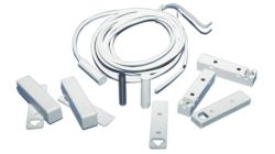 Ein Set aus weißen Magnetsensoren mit Kabeln, das zur Erkennung von offenen oder geschlossenen Zuständen in Alarmsystemen verwendet wird.