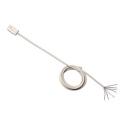 Ein weißes Kabel mit einem Knoten in der Mitte und freiliegenden, farblich gekennzeichneten Adern am Ende.
