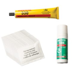 Ein Set bestehend aus einem gelben Klebstoff-Tube, einer Loctite 7388 Flasche und einem Stapel von Reinigungstüchern mit mehrsprachiger Aufschrift, auf weißem Hintergrund.