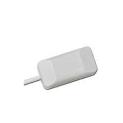 Ein weißes rechteckiges Kunststoffgerät mit einem Kabel, das an einer Seite herausführt.