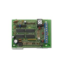 Elektronische Schaltplatine mit verschiedenen Chips, Widerständen und Anschlüssen auf einer grünen Leiterplatte.