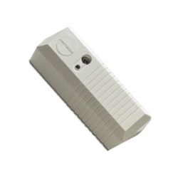 Ein weißes elektronisches Gerät mit einem rechteckigen, gerippten Gehäuse und einer kleinen kreisförmigen Öffnung, das wahrscheinlich einen Sensor enthält.