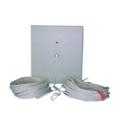 Ein rechteckiges elektrisches Gerät mit einem kleinen Loch und einem runden Knopf in der Mitte, flankiert von zwei aufgewickelten Kabeln.