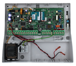 Geöffnete Elektronikbox mit einer grünen Leiterplatte voller elektronischer Bauteile, Kabeln und Anschlüssen in einem weißen Gehäuse.