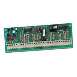 Grüne Leiterplatte mit verschiedenen elektronischen Bauteilen wie Widerständen, Kondensatoren und IC-Chips bestückt.