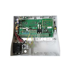 Innenansicht eines offenen elektronischen Gehäuses mit einer grünen Leiterplatte, Verkabelung und elektronischen Komponenten.