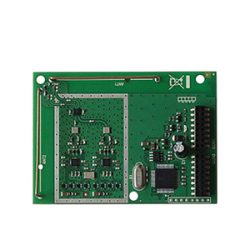 Grüne Leiterplatte mit elektronischen Komponenten, darunter ein Mikrocontroller, Widerstände und Kondensatoren, sowie Steckverbinder auf der rechten Seite.