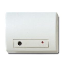 Weiße Sensorbox mit einem runden schwarzen Sensor und einer kleineren, roten LED-Anzeige auf der Vorderseite.