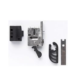 Ein Satz aus vier mechanischen Teilen, darunter ein schwarzes Kunststoffstück, ein silbernes Metallelement mit Hebel, ein schwarzer Griff und ein langes, flaches Metallstück, auf weißem Hintergrund.
