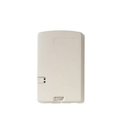 Weiße Kunststoffabdeckung eines elektronischen Geräts mit rechteckiger Form und abgerundeten Ecken, ohne erkennbare Beschriftung oder Logos.