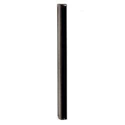 Eine schwarze, schmale, rechteckige Säule mit glatter Oberfläche vor weißem Hintergrund.