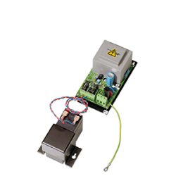 Elektronische Schaltung mit einer Leiterplatte, einem Transformator und einer grauen Komponente mit einem Warnsymbol für elektrische Spannung.