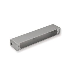 Ein länglicher, rechteckiger Metallwinkel mit einem durchgehenden Hohlraum und abgerundeten Kanten, vermutlich Teil einer Halterung oder Schiene.