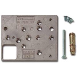 Metallplatte mit mehreren Bohrlöchern, einer großen quadratischen Öffnung, sowie mit einer Schraube, zwei kleineren Schrauben und einem Metallstift daneben.