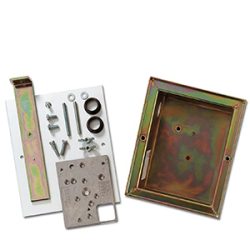Ein Satz von Metallteilen und Schrauben, darunter eine rechteckige Halterung, Bolzen, Muttern und eine flache rechteckige Platte, angeordnet auf einem weißen Hintergrund.