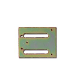 Rechteckige Metallplatte mit zwei horizontalen, schlitzförmigen Öffnungen und mehreren Schraubenlöchern.