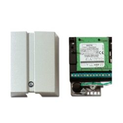 Ein Zugangskontrollmodul mit Abdeckplatte, die neben der elektronischen Schaltung geöffnet ist.