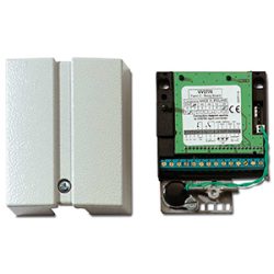 Gehäuse eines elektronischen Geräts neben einer offenen Platine mit verschiedenen elektronischen Komponenten und Anschlüssen.