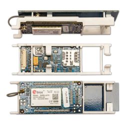 Drei Ansichten eines elektronischen Moduls in einem weißen Kunststoffgehäuse mit einer blauen Platine und einem u-blox Modul.