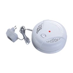 Runder, weißer Rauchmelder mit einem kleinen roten Licht und einem Kabel mit Stecker.