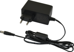 Ein schwarzes Netzteil mit europäischem Stecker und einem langen Kabel mit einem runden DC-Ausgang.