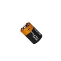 Eine Duracell-Batterie mit schwarzem und goldenem Gehäuse, positiver Pol nach oben zeigend.
