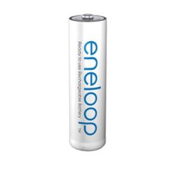 Eine weiße eneloop wiederaufladbare AA-Batterie mit blauer Aufschrift, die vertikal steht.