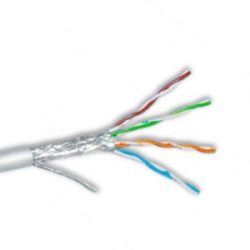 Ein abgeschnittener Netzwerkkabel mit vier verdrillten Aderpaaren in unterschiedlichen Farben (rot, grün, blau, orange) und einer silbernen Abschirmung.