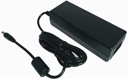 Ein schwarzes Netzteil für einen Laptop mit angeschlossenem Kabel und Netzstecker.