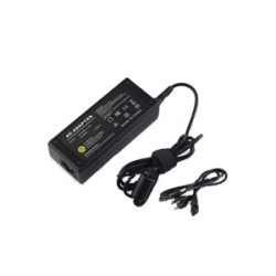 Ein schwarzes Netzteil mit Kabeln und einem Stecker zusammengewickelt; auf dem Gerät sind technische Spezifikationen in weißer Schrift zu erkennen.