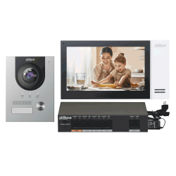 Ein Video-Gegensprechanlage-Set der Marke Dahua, bestehend aus einer Klingel mit Kamera, einem Monitor, der ein Bild von einer Frau und einem Kind in der Küche zeigt, und einem Netzwerk-Switch mit mehreren Anschlüssen und einem Netzkabel.