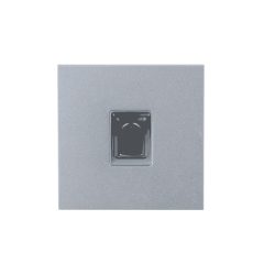 Quadratische, graue Abdeckung mit einer zentralen Öffnung und leicht metallischem Finish.