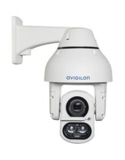 Eine weiße, kugelförmige Überwachungskamera von Avigilon, die an einer Wandhalterung montiert ist, mit einem großen Objektiv und LED-Leuchten unten.