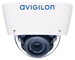 Nahaufnahme einer weißen Überwachungskamera der Marke Avigilon mit sichtbarem Objektiv im unteren Bereich.