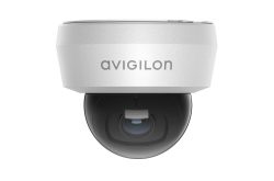 Eine weiße Überwachungskamera von Avigilon mit halbkugelförmigem Design und schwarzem Linsenbereich.