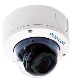 Eine weiße Überwachungskamera der Marke Avigilon in einem gewölbten Gehäuse, das eine Linse und Elektronik schützt.