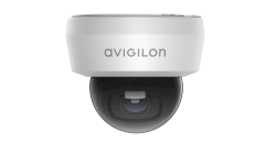 Eine Überwachungskamera von Avigilon mit einem weißen Gehäuse und einer transparenten Kuppel, die das Objektiv schützt.
