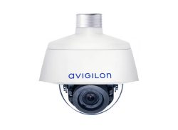 Eine weiße, kugelförmige Sicherheitskamera mit der Aufschrift 'Avigilon' auf der Vorderseite, montiert an einem Gewinderohr.