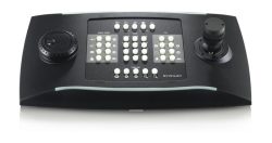 Ein schwarzes Steuerpult mit mehreren Tasten, einem Drehknopf links und einem Joystick rechts, das für die Kameraüberwachung verwendet wird.