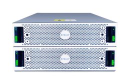 Ein silbernes Rack mit zwei übereinander angeordneten Geräten, die mit "Avigilon" beschriftet sind und über belüftete Frontblenden verfügen.