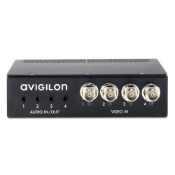 Ein schwarzer AVIGILON Video- und Audio-Input-Adapter mit vier Audioeingängen und vier Videoeingängen auf der Vorderseite.