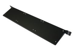 Ein schwarzes Metallblech mit mehreren Bohrlöchern, möglicherweise als Abdeckplatte oder für Montagelösungen geeignet, in schräger Ansicht dargestellt.