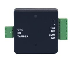 Schwarzes elektronisches Gerät mit grünen Anschlussklemmen links und rechts; Beschriftungen wie GND, I/O, TAMPER, und REX, NO, COM, NC auf der Vorderseite.