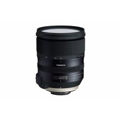 Ein schwarzes Tamron Kameraobjektiv mit der Beschriftung 'SP 24-70mm F/2.8 Di VC USD G2', erkennbar durch das gerillte Fokusringdesign und die Markierungen für Brennweiten von 24 bis 70 mm.
