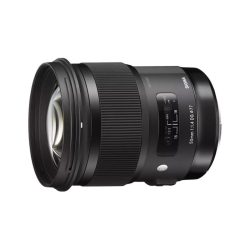 Schwarzes Sigma-Objektiv mit 50mm Brennweite und f/1.4 Blende, mit einem Fokusskalenfenster und einem ruppigen Fokussierring.