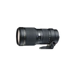 Ein schwarzes Teleobjektiv mit einem großen Zoomring und einem Stativhalter, vor einem weißen Hintergrund.