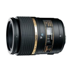Ein Tamron 90mm Makro-Objektiv mit goldenen und schwarzen Details, ausgestattet mit AF und MF Modi-Anzeigen sowie einer Skala für die Fokussierung.