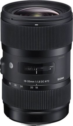 Eine Sigma-Kameraobjektiv mit einer Brennweite von 18-35mm, einer Blende von f/1.8 und einem Filterdurchmesser von 72mm.