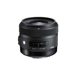 Sigma 30mm 1:1.4 DC Objektiv in schwarzer Farbe mit einer 62mm Filtergewindegröße.