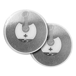 Zwei kreisförmige Antennen, die jeweils aus einer silbernen Spirale bestehen, im Inneren Form eines Gitarrenhalters und einem Pluszeichen darauf.